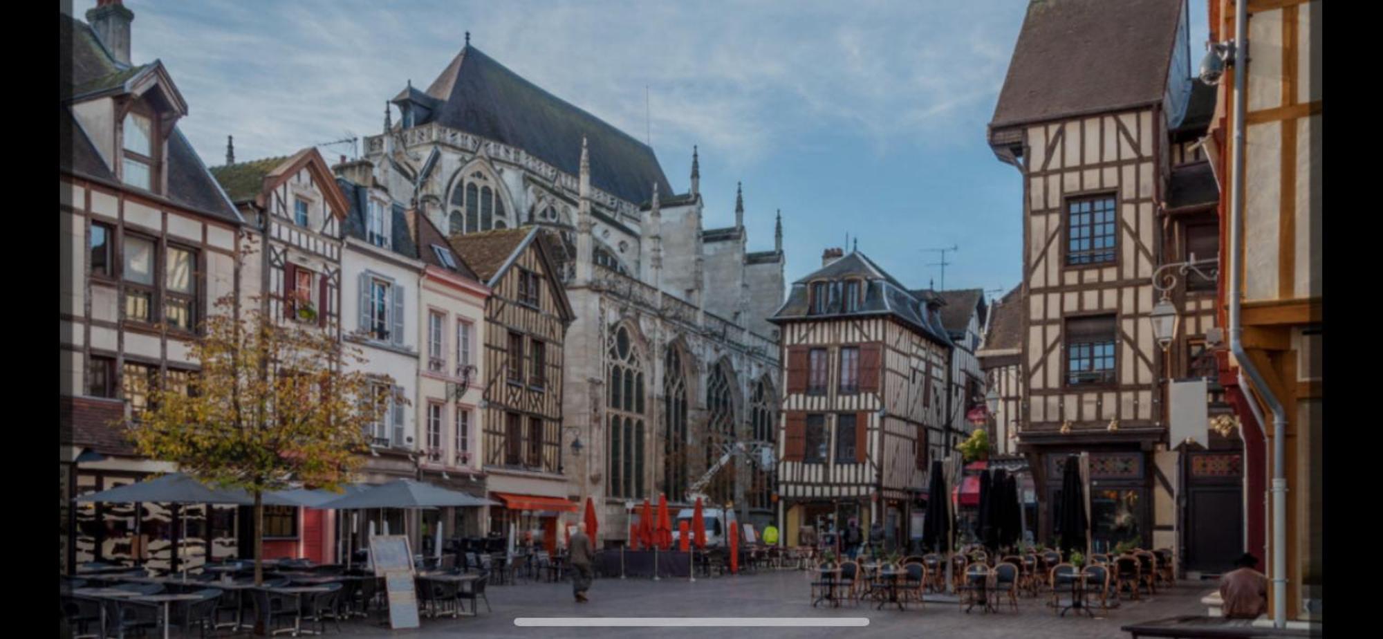 Le Treize Au Coeur Du Bouchon Apartment Troyes Bagian luar foto